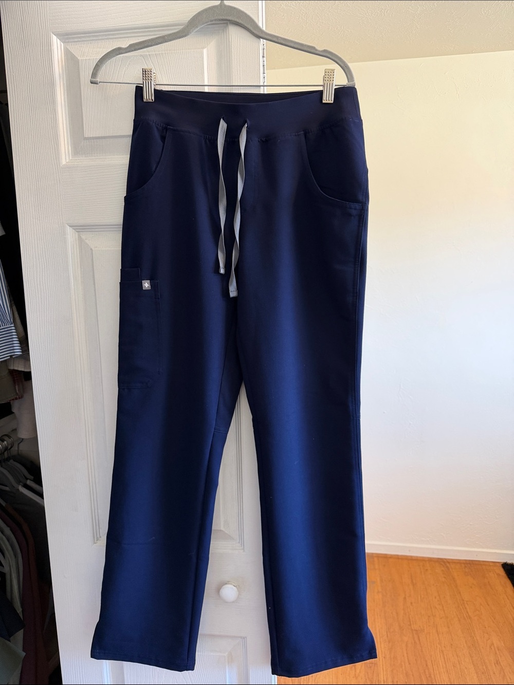 FIGS Women’s Cade Cargo Scrub Pants- Navy